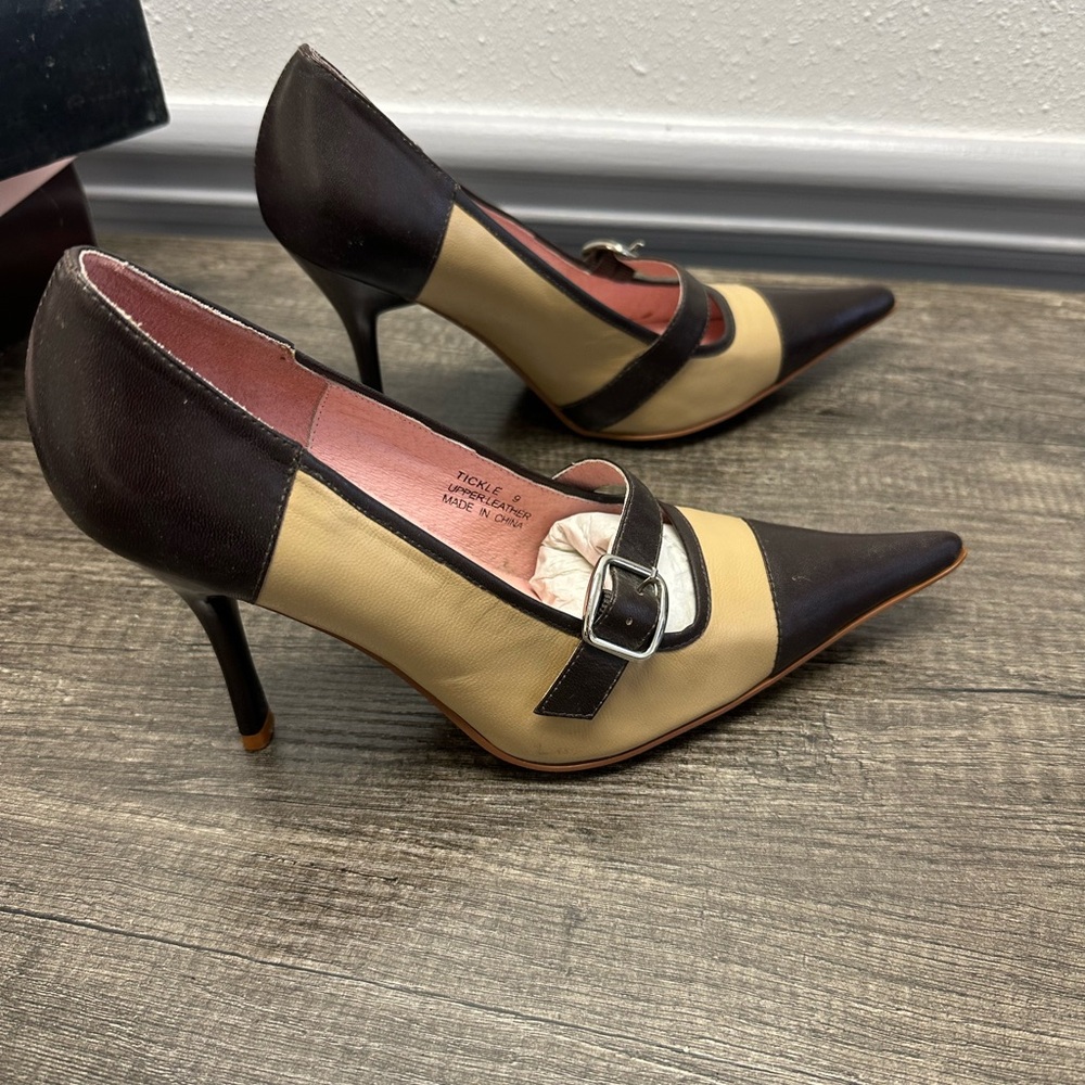 N.Y.L.A. Two-Tone Beige and Black Pointed Mary Jane Buckled 4” Pumps NWB - Picture 7 of 9